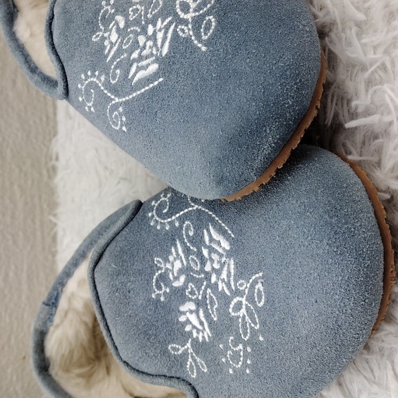 The Vermont Country Store Blue Suede Leather Floral Embroidered Slip On Slipper - Picture 15 of 16